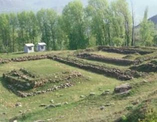 Khu thánh địa Phật giáo Harwan gần Srinagar, nơi kết tập kinh điển lần thứ IV vào thế kỷ thứ I sau Tây lịch.